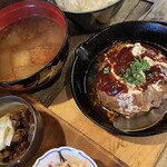 居酒屋もくもく - 鉄板ハンバーグ・具沢山味噌汁・ご飯