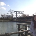 錦水亭 - 池と鳥居をバックに