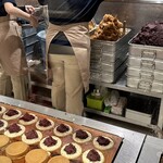 蜂楽饅頭 - 並び中に作ってるの見れます