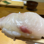 暁寿司 - カンパチの握り