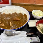 横浜食堂 - サラダと味噌汁まで付いちゃうのが定食屋さんらしくていい