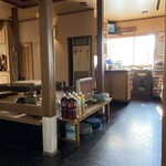 暁寿司 - お店の中心に物置のようなスペースがありました