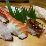 暁寿司 - (奥側左から)マグロ・イカ・サーモン・鯛
      (手前左から)カンパチ・海老・鰻