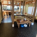 暁寿司 - 入り口付近から見た店内