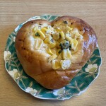 TAKENO FARM - 料理写真:コーンパン２１６円。  ハートの形をしたコーンのたっぷりトッピングされたコーン好きな方にはたまらないパンです。