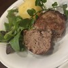 ステーキ＆ワイン　神房 - 断面はこんな感じ。肉汁好きだと物足りないかもしれませんが、肉の焼き加減は圧巻です。