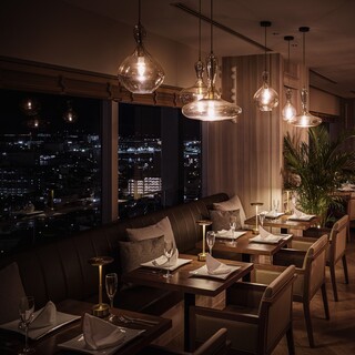 神戸の景色を望む開放的な空間