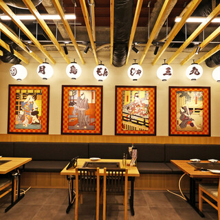 【木を基調とした清潔感ある店内】和モダンな雰囲気でデートにも