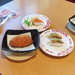 スシロー - かにクリーミーコロッケ　新・サーモンのサラダ寿司　