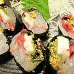 網元 - 魚ののり巻き(山芋入り)。
白身魚の刺身とシソ・山芋・梅を細巻き風に巻いたものです。
刺盛りより美味しかったです。
