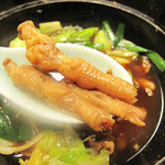 網元 - 鶏足煮。甘濃い醤油味のつゆの小鍋仕立てで来ました。
キャベツとニラも入って、ややモツ鍋風。
