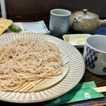 そば玄 - 北海道幌加内(ほろかない)産の蕎麦粉を使った二八の手打ち蕎麦は、手揉みのような縮れのある薄い切りべら。ふわっと蕎麦の香りが立ちます♪