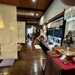 そば玄 - 靴をぬいで上がります。
      席は掘り炬燵式のカウンター、それから板の間のテーブル席のほか、奥には個室もあるようです。