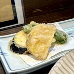 そば玄 - 野菜の天ぷら。さつまいも、ピーマン、茄子です。
      薄い衣が上品でウマい♪( •̀ω• )૭✧ｳﾏｲ