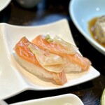 そば玄 - 小ぶりで可愛らしくキュッと握られたサーモン寿司。
                                上にわさびとガリが乗せられています。さすがの職人仕事です♪