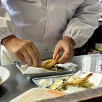 そば玄 - 大将の調理している様子はいかにも料理人！カッコいい♪  無駄のない動き、丁寧な仕事ぶり。