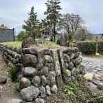 そば玄 - 博物館より少し東に行くと、街道の左右に「せぎ跡」があります。河原の石が積まれ、溝に板を挟んで堤防の役目をしました。（島田市HP）