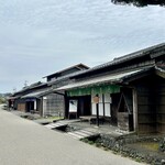 そば玄 - 旧東海道沿いの「大井川川越遺跡」です。
      旅人が川を渡るための「川札」を買った川会所をはじめ、川越人足が待機していた番宿、川札を換金した札場などの街並みなどが復元されています。