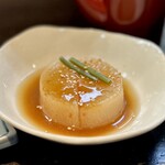 そば玄 - ふろふき大根
                                なんて上品なんでしょう♡(*´ω`*)
                                芯まで透明に柔らかく炊かれた大根は出汁をしっかり吸い、上品な薄味の味噌ダレもたまらない♡