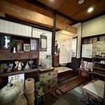 そば玄 - 暖簾をくぐると店内にも焼きものや古い箪笥などが置かれています。ご主人は骨董好きなのかな？