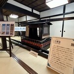 そば玄 - 将軍や大名が乗った大高欄連台。