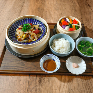 다양한 정식 메뉴로 점심과 가족 단위 손님도 만족◎