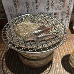 だいだらぼっち　二の坊 - お通しのカワハギとホタルイカの七輪網焼き