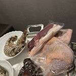 ル・マノアール・ダスティン - 銀盆に乗った　本日のお勧め　上がアナグマ　下はホロホロ鳥