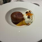 ル・マノアール・ダスティン - 赤ワイン風味のサヴァラン　クレームシャンティ添え