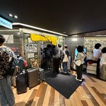 大地のうどん - 行列を見て諦める人もたくさんいましたが、回転速いです