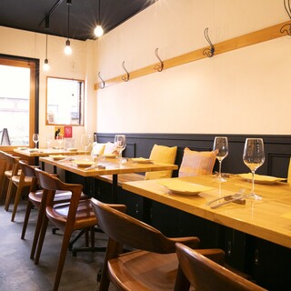 木のぬくもり溢れるオシャレ空間は、デートや女子会など幅広く◎