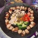 ネオン空間 韓国料理 チーズ 食べ放題 ソルチカ 梅田店 - 