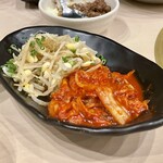 焼肉ヒロミヤ 四谷4号店 - キムチとナムルの盛り合わせ
