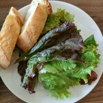 クレープリー カフェ フェルム - バケットとサラダ