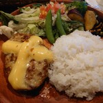 びっくりドンキー - 料理写真:チーズとココのふつ~のソースがおいし〜よねー