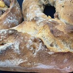 Petit Riche - ナッツ類が甘め何種類か入ってて硬いパンとマッチして噛めば旨みがます