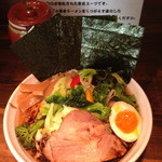 弘家 - 家系ブラック+野菜のトッピング