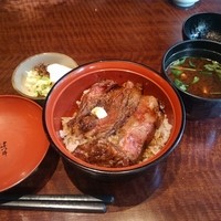 赤坂 津つ井 総本店 - ステーキ丼(ミニ)とお新香、赤だし