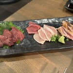 鳥焼酒場ゆかり - 刺身盛り合わせ（肝刺し、ずり刺し、ムネ刺し、ももたたき）