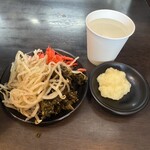 麺屋小鉄 - セルフサービスコーナーから好きなトッピング具材を取り着丼を待ちます　　2025/8/2