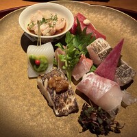 浪速割烹 㐂川 - 造り7種盛り。カワハギの肝ポン酢和え、中トロ、かます焼き霜、金目鯛、赤鯛、太刀魚焼き霜、いかで醤油をつけなくても食べられるように昆布ジュレやレホール、味噌など使い洋食の野菜も使われています。