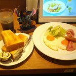 デニーズ - サニーサイドアップモーニング トースト ドリンクバー付 ＆ チョコプリンパルフェ～選べるソース ＆ 海老とハーブ鶏のスープごはん