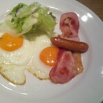 デニーズ - サニーサイドアップモーニング トースト ドリンクバー付 ＆ チョコプリンパルフェ～選べるソース ＆ 海老とハーブ鶏のスープごはん