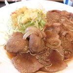 ビストロjeujeu - 生姜焼きランチ 880円 の鉄板焼き立て生姜焼き