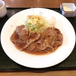 ビストロjeujeu - 生姜焼きランチ 880円 の鉄板焼き立て生姜焼き