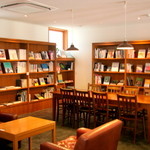 丸山珈琲  - ソファーのある席には本もあり、ブックカフェとして楽しめる