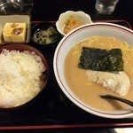 Dosanko - みそ豚骨を定食で　￥900　米の量がハンパねぇ…。