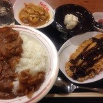 半田屋 - 牛モツ煮込み、カレー、チキンカツなど