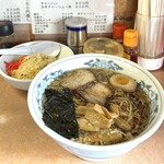 雨風本舗 - ラーメン900円・半炒飯400円