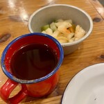 老酒舗 - 紹興酒飲み放題！お通しの川海老？と大根のサラダも良し。